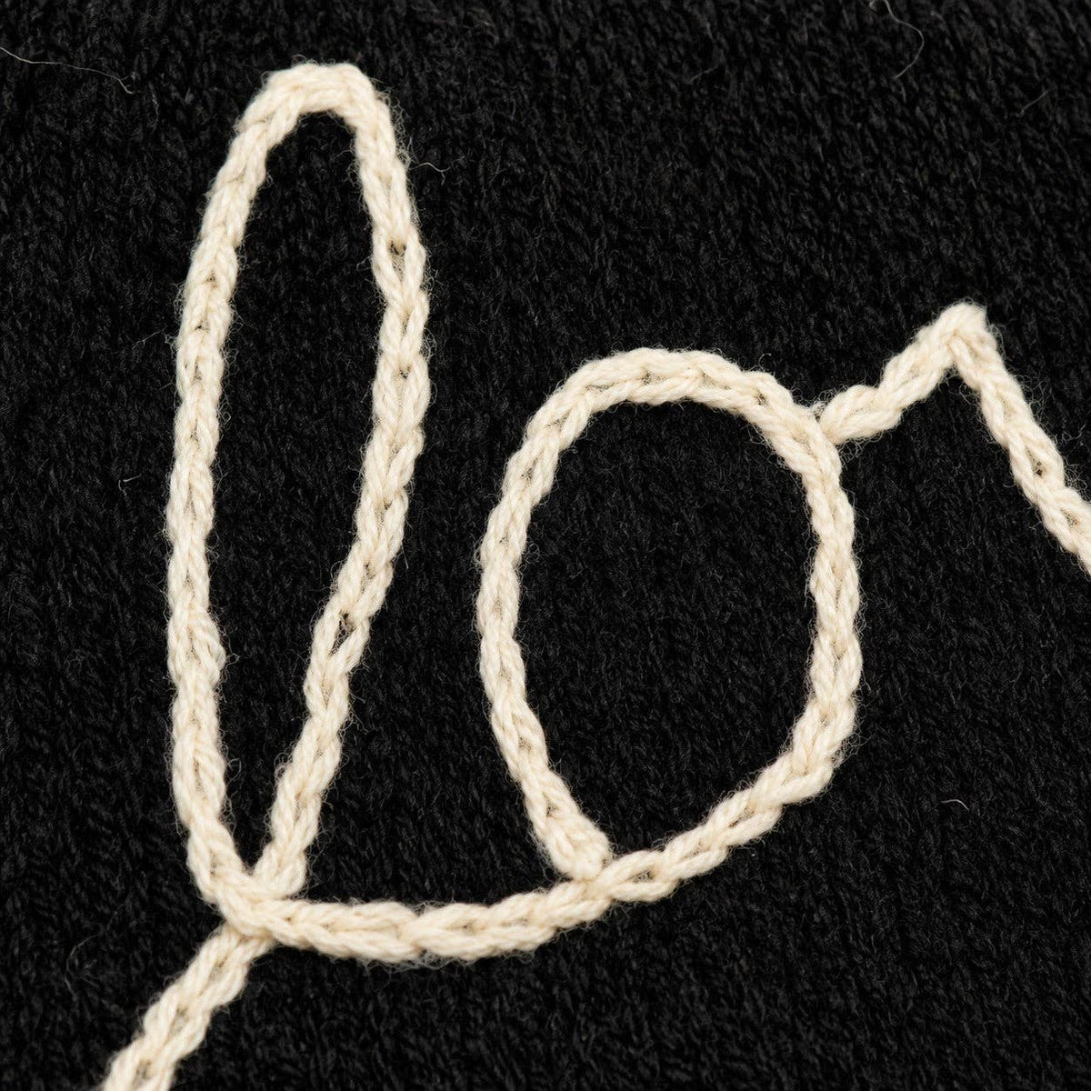 Love Embroidered Hand-Knit Wool Beanie – Noir