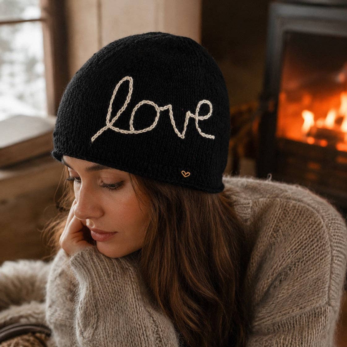 Love Embroidered Hand-Knit Wool Beanie – Noir